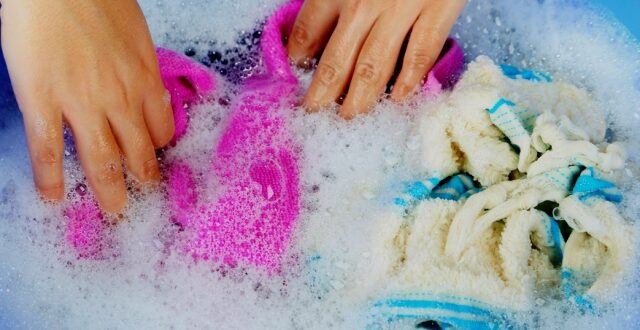 Ketahui 3 Cara Mencuci Baju yang Salah Bikin Pakaian Cepat Rusak