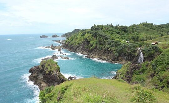 Bukit Pengilon Destinasi Wisata Laut dengan Padang Rumput di Gunung Kidul